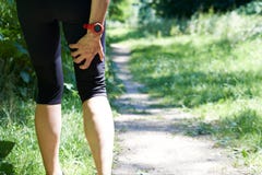 Вытерпели женщина с ушибом спорт, который пока Jogging стоковая фотография rf Вытерпели женщина с ушибом спорт, который пока Jogging стоковая фотография rf