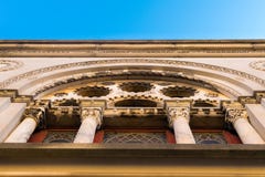 Вычурная архитектура на экстерьере небольшой церков в Гарлеме, Манхэттене, Нью-Йорке, NY, США стоковые фотографии rf Вычурная архитектура на экстерьере небольшой церков в Гарлеме, Манхэттене, Нью-Йорке, NY, США стоковые фотографии rf