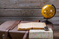 Глобус рядом с раскрытой книгой стоковая фотография rf Глобус рядом с раскрытой книгой стоковая фотография rf
