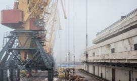 Гаван склад с пандусом и кранами и другой инфраструктурой стоковые изображения Гаван склад с пандусом и кранами и другой инфраструктурой стоковые изображения