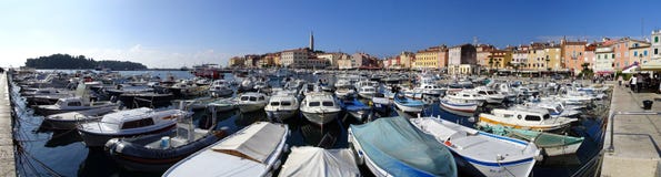 Гавань Rovinj, прогулка, и башня собора стоковая фотография Гавань Rovinj, прогулка, и башня собора стоковая фотография