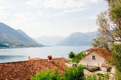 Гавань и старинные здания в солнечном дне на заливе Черногории Boka Kotor, Европе стоковое изображение Гавань и старинные здания в солнечном дне на заливе Черногории Boka Kotor, Европе стоковое изображение