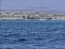 Гавань кораблей причаленных на море около горного села стоковая фотография rf Гавань кораблей причаленных на море около горного села стоковая фотография rf