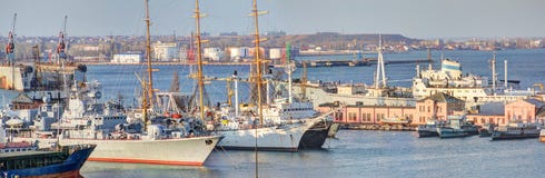 Гавань с войсками и парусными суднами стоковая фотография Гавань с войсками и парусными суднами стоковая фотография