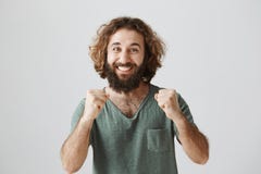 Гай гордо брата Портрет grinning excited человек пасхи с кулаками бороды и вьющиеся волосы обхватывая приближает к комоду Стоковые Изображения RF Гай гордо брата Портрет grinning excited человек пасхи с кулаками бороды и вьющиеся волосы обхватывая приближает к комоду Стоковые Изображения RF