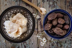 Гайки дерева ши и масло дерева ши на деревянной верхней части стоковое изображение rf Гайки дерева ши и масло дерева ши на деревянной верхней части стоковое изображение rf