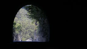 Галерея в улицах водя к карьерам мрамора Каррары стоковое фото rf Галерея в улицах водя к карьерам мрамора Каррары стоковое фото rf