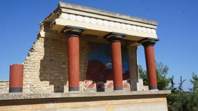 Галоп тура воссоздания столбцов Крита быка короля Minos Cnossos дворца стоковая фотография Галоп тура воссоздания столбцов Крита быка короля Minos Cnossos дворца стоковая фотография