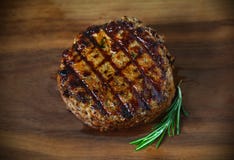 Гамбургер, зажженный пирожок мяса говяжего фарша, с метками решетки стоковая фотография Гамбургер, зажженный пирожок мяса говяжего фарша, с метками решетки стоковая фотография