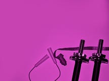 Гантели утюга, веревочка скачки, измеряя неон ленты, пурпурная концепция фитнеса цвета Спортивный инвентарь для заниматься культу стоковые изображения Гантели утюга, веревочка скачки, измеряя неон ленты, пурпурная концепция фитнеса цвета Спортивный инвентарь для заниматься культу стоковые изображения