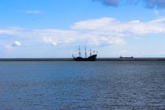 Гдыня, Польша - взгляд для Балтийского моря с блеском жемчуга черноты парусного судна: Czarna Perla стоковое изображение Гдыня, Польша - взгляд для Балтийского моря с блеском жемчуга черноты парусного судна: Czarna Perla стоковое изображение