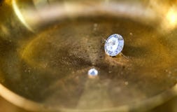 Гениальный диамант на особенной плите стоковое изображение Гениальный диамант на особенной плите стоковое изображение