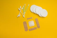 Гипсолиты и вата для обработки болезненных повреждений кожи стоковое фото Гипсолиты и вата для обработки болезненных повреждений кожи стоковое фото