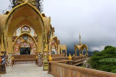Главное здание виска Pha Sorn Kaew, под реновацией, цветок лотоса сформированный, с 5 уровнями Поверхность украшена с c стоковая фотография rf Главное здание виска Pha Sorn Kaew, под реновацией, цветок лотоса сформированный, с 5 уровнями Поверхность украшена с c стоковая фотография rf