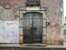 Главный вход частного имущества Вальядолида, ¡ n YucatÃ, Мексики стоковое изображение Главный вход частного имущества Вальядолида, ¡ n YucatÃ, Мексики стоковое изображение