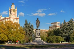 Главный университет Москвы - государственного университета Москвы в лучах стоковое фото rf Главный университет Москвы - государственного университета Москвы в лучах стоковое фото rf