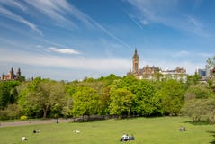 Глазго, Шотландия - 19-ое мая 2018: Парк Kelvingrove в последней весне; Люди наслаждаясь солнечными весенними днями в парке Kelvi стоковая фотография Глазго, Шотландия - 19-ое мая 2018: Парк Kelvingrove в последней весне; Люди наслаждаясь солнечными весенними днями в парке Kelvi стоковая фотография