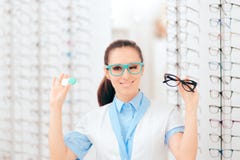 Глазной врач сравнивая контакты к Eyeglasses для коррекции зрения стоковое изображение Глазной врач сравнивая контакты к Eyeglasses для коррекции зрения стоковое изображение