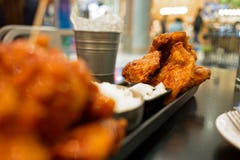 Глубокая жареная курица с соусом чеснока в корейской подаче стиля с рисом и замаринованной редиской на черной таблице стоковые фото Глубокая жареная курица с соусом чеснока в корейской подаче стиля с рисом и замаринованной редиской на черной таблице стоковые фото