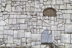 Голося стена на кладбище Remuh построенном с частями еврейских надгробных плит, Краков, Польша стоковая фотография rf Голося стена на кладбище Remuh построенном с частями еврейских надгробных плит, Краков, Польша стоковая фотография rf