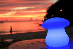Голубая настольная лампа в кафе на заходе солнца, острове пляжа Boracay, Филиппинах стоковые фотографии rf Голубая настольная лампа в кафе на заходе солнца, острове пляжа Boracay, Филиппинах стоковые фотографии rf