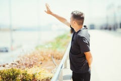 Говорить до свидания на авиапорте Волны путешественника молодого человека его рука к самолету отклонения Призвание лета стоковые изображения Говорить до свидания на авиапорте Волны путешественника молодого человека его рука к самолету отклонения Призвание лета стоковые изображения