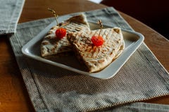 Говядина Quesadilla с томатами вишни на белой прямоугольной плите стоковое фото Говядина Quesadilla с томатами вишни на белой прямоугольной плите стоковое фото