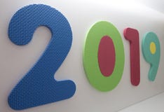 Год 2019 написанный с номерами игрушки малыша на белой предпосылке с номером два во фронте и 9 дальше стоковая фотография Год 2019 написанный с номерами игрушки малыша на белой предпосылке с номером два во фронте и 9 дальше стоковая фотография