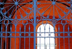 Год сбора винограда, стробы металла с openwork чугунными грилями стоковое фото rf Год сбора винограда, стробы металла с openwork чугунными грилями стоковое фото rf