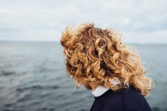 Голова конца-вверх женская с порхая красным вьющиеся волосы стоковые изображения rf Голова конца-вверх женская с порхая красным вьющиеся волосы стоковые изображения rf