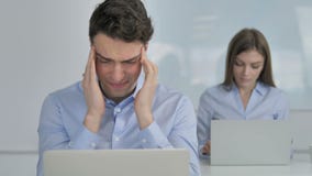 Головная боль, расстроенный бизнесмен в стрессе на работе Головная боль, расстроенный бизнесмен в стрессе на работе