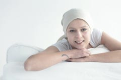 Головной платок женщины нося после химиотерапии стоковое изображение Головной платок женщины нося после химиотерапии стоковое изображение