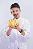Голодать молодого мусульманского человека счастливый ломая быстрое Iftar и suhoor едят желтый банан стоковая фотография Голодать молодого мусульманского человека счастливый ломая быстрое Iftar и suhoor едят желтый банан стоковая фотография