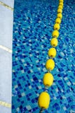 Голубая вода бассейна и желтая отметка плавая майны в бассейне стоковая фотография rf Голубая вода бассейна и желтая отметка плавая майны в бассейне стоковая фотография rf