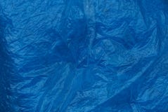 Голубая пластичная текстура скомканной части целлофана стоковое изображение rf Голубая пластичная текстура скомканной части целлофана стоковое изображение rf