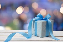 Голубая подарочная коробка с предпосылкой Bokeh стоковые фотографии rf Голубая подарочная коробка с предпосылкой Bokeh стоковые фотографии rf