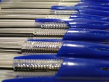 Голубая предпосылка шариковой ручки стоковые фотографии rf Голубая предпосылка шариковой ручки стоковые фотографии rf