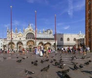 Голуби и туристы посещая базилику di Сан Marco, Венецию, Италию стоковое фото Голуби и туристы посещая базилику di Сан Marco, Венецию, Италию стоковое фото