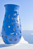 Голубое украшение вазы на террасе Fira, Santo стоковые изображения Голубое украшение вазы на террасе Fira, Santo стоковые изображения