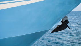 Голубой корабль на гаван гавани с предпосылкой моря с анкером стоковые изображения rf Голубой корабль на гаван гавани с предпосылкой моря с анкером стоковые изображения rf