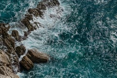 Голубые волны моря бьют против прибрежных утесов стоковые изображения rf Голубые волны моря бьют против прибрежных утесов стоковые изображения rf
