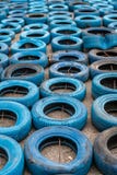 Голубые вышедшие из употребления и сброшенные автошины стоковое изображение Голубые вышедшие из употребления и сброшенные автошины стоковое изображение