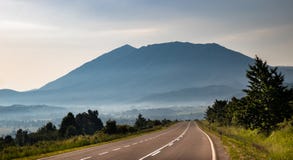Гора в утре и туман под верхней частью стоковая фотография rf Гора в утре и туман под верхней частью стоковая фотография rf