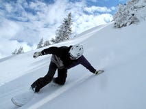 Гора с облаками и снегом, скоростью snowboarder полностью стоковое фото rf Гора с облаками и снегом, скоростью snowboarder полностью стоковое фото rf