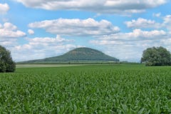 Гора сулоя, центральная богемская зона взгляд городка республики cesky чехословакского krumlov средневековый старый Стоковое фото RF Гора сулоя, центральная богемская зона взгляд городка республики cesky чехословакского krumlov средневековый старый Стоковое фото RF