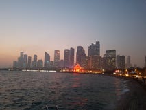 Горизонт Qingdao на заходе солнца стоковое фото rf Горизонт Qingdao на заходе солнца стоковое фото rf