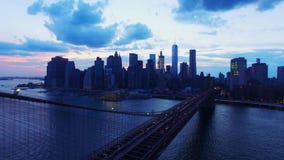 Горизонт вечера небоскреба Бруклинского моста и Нью-Йорка NYC в воздушной птице 4k наблюдает съемка, изумлять современный сток-видео Горизонт вечера небоскреба Бруклинского моста и Нью-Йорка NYC в воздушной птице 4k наблюдает съемка, изумлять современный сток-видео