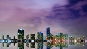 Горизонт Майами на упущении nighttime Горизонт Майами на упущении nighttime