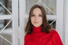 Горизонтальная съемка спокойной красивой молодой европейской женщины носит теплый красный свитер, имеет составить и здоровая мягк стоковое фото Горизонтальная съемка спокойной красивой молодой европейской женщины носит теплый красный свитер, имеет составить и здоровая мягк стоковое фото