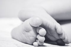 Горизонтальное черно-белое phooto ног одного ребенка месяца стоковое изображение Горизонтальное черно-белое phooto ног одного ребенка месяца стоковое изображение